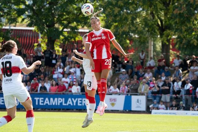 Jana Kappes (FC Bayern Muenchen 2 Frauen, 20) gewinnt das Kopfballduell gegen Leonie Kopp (VFB Stuttgart Frauen, 13), GER, VfB Stuttgart Frauen vs. FC Bayern Muenchen Frauen II, Fussball, 2. Frauen-Bundesliga, 1. Spieltag, Spielzeit 2025 2026, 24.08.2025, GER, VfB Stuttgart Frauen vs. FC Bayern Muenchen Frauen II, Fussball, 2. Frauen-Bundesliga, 1. Spieltag, Spielzeit 2025 2026, 24.08.2025, Stuttgart Copyright: xEibner-Pressefoto EdwardxCheungx EP_ECG