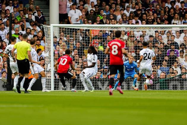 Fulham v Manchester United, ManU Premier League 24 08 2025. Matheus Cunha (10) of Manchester United shoots towards the goal during the Premier League match between Fulham and Manchester United at Craven Cottage, London, England on 24 August 2025. Editorial use only DataCo restrictions apply See www.football-dataco.com , Copyright: xNigelxKeenex PSI-22666-0025