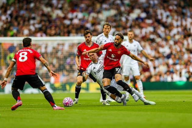 Fulham v Manchester United, ManU Premier League 24 08 2025. Tom Cairney (10) of Fulham slides in and tackles Matheus Cunha (10) of Manchester United during the Premier League match between Fulham and Manchester United at Craven Cottage, London, England on 24 August 2025. Editorial use only DataCo restrictions apply See www.football-dataco.com , Copyright: xNigelxKeenex PSI-22666-0026