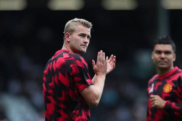 Fulham FC v Manchester United, ManU FC, English Premier League Manchester United defender Matthijs de Ligt (4) warm up during the Fulham FC v Manchester United FC English Premier League match at Craven Cottage, London, United Kingdom on 24 August 2025 Credit: Megan Ewens Every Second Media Editorial use only. All images are copyright Every Second Media Limited. No images may be reproduced without prior permission. All rights reserved. Premier League and Football League images are subject to licensing agreements with Football DataCo Limited. see https: www.football-dataco.com Copyright: xIMAGO EveryxSecondxMediax ESM-1562-0021 MeganxEwensx xEveryxSecondxMediax