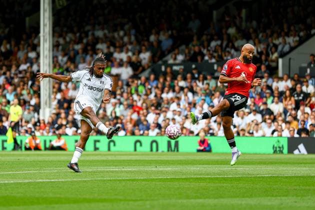 Fulham v Manchester United, ManU Premier League 24 08 2025. Alex Iwobi (17) of Fulham shoots towards the goal during the Premier League match between Fulham and Manchester United at Craven Cottage, London, England on 24 August 2025. Editorial use only DataCo restrictions apply See www.football-dataco.com , Copyright: xNigelxKeenex PSI-22666-0030