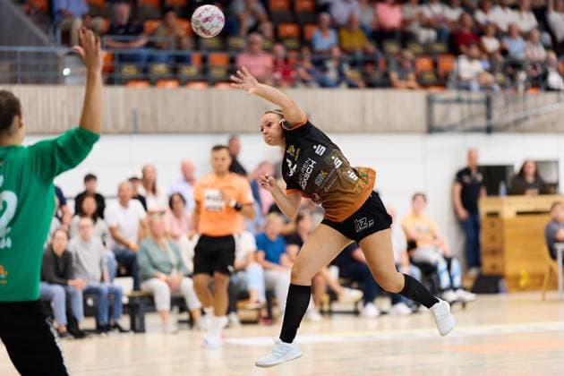 Sprungwurf Amelie Herzog (VfL Waiblingen, 32) GER, VfL Waiblingen - TSV Bayer 04 Leverkusen, Handball, DHB Pokal, 1. Runde, Frauen, 2025, 24.08.2025 GER, VfL Waiblingen - TSV Bayer 04 Leverkusen, Handball, DHB Pokal, 1. Runde, Frauen, 2025, 24.08.2025 Waiblingen Copyright: xEibner-Pressefoto GeraldxOelze-dexStoppanyx EP-ODS