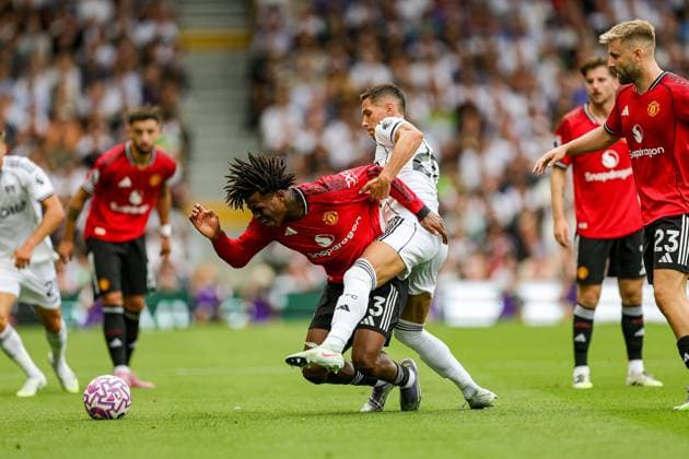 Fulham v Manchester United, ManU Premier League 24 08 2025. SaÅ¡a LukiÄ‡ (20) of Fulham tussles with Patrick Dorgu (13) of Manchester United during the Premier League match between Fulham and Manchester United at Craven Cottage, London, England on 24 August 2025. Editorial use only DataCo restrictions apply See www.football-dataco.com , Copyright: xNigelxKeenex PSI-22666-0033