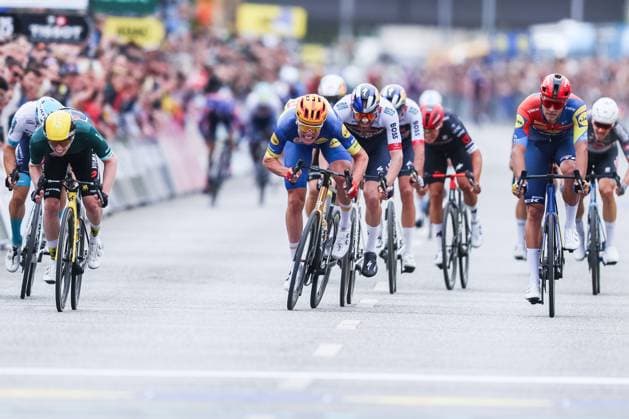 Radsport UCI ProSeries Men Elite LIDL Deutschland Tour 2025 Etappe 4 Halle - Magdeburg am 24.08.2025 James Matthew Brennan ( TEAM VISMA LEASE A BIKE ), links - Jonathan Milan ( LIDL - Trek ), mitte - Soren Waerenskjold ( UNO-X MOBILITY ), rechts