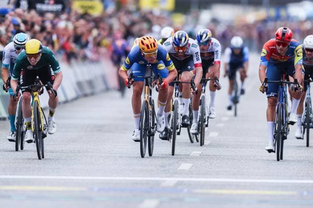 Radsport UCI ProSeries Men Elite LIDL Deutschland Tour 2025 Etappe 4 Halle - Magdeburg am 24.08.2025 James Matthew Brennan ( TEAM VISMA LEASE A BIKE ), links - Jonathan Milan ( LIDL - Trek ), mitte - Soren Waerenskjold ( UNO-X MOBILITY ), rechts