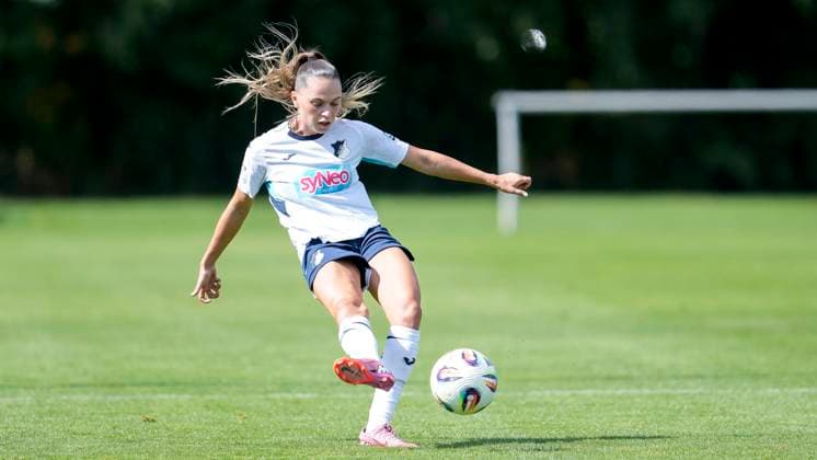 Jill Janssens (TSG, 9), am Ball, Freisteller, Ganzkörper, Einzelbild, Einzelfoto, Aktion, Action, 24.08.2025, Sankt Leon-Rot (Deutschland), Fussball, Frauen, Testspiel, TSG 1899 Hoffenheim - 1. FC Nürnberg, 24.08.2025, Sankt Leon-Rot (Deutschland), Fussball, Frauen, Testspiel, TSG 1899 Hoffenheim - 1. FC Nürnberg, DFB DFL REGULATIONS PROHIBIT ANY USE OF PHOTOGRAPHS AS IMAGE SEQUENCES AND OR QUASI-VIDEO.