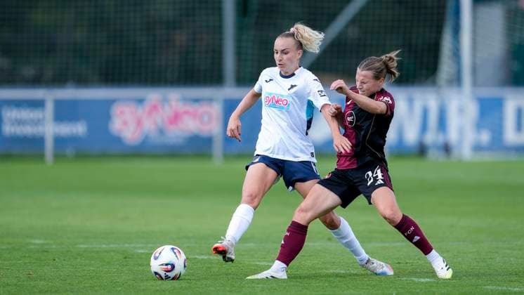 v.li.: Vanessa Diehm (TSG, 6), Nastassja Lein (FCN, 24), Zweikampf, Spielszene, Duell, duel, tackle, tackling, Dynamik, Action, Aktion, 24.08.2025, Sankt Leon-Rot (Deutschland), Fussball, Frauen, Testspiel, TSG 1899 Hoffenheim - 1. FC Nürnberg, 24.08.2025, Sankt Leon-Rot (Deutschland), Fussball, Frauen, Testspiel, TSG 1899 Hoffenheim - 1. FC Nürnberg, DFB DFL REGULATIONS PROHIBIT ANY USE OF PHOTOGRAPHS AS IMAGE SEQUENCES AND OR QUASI-VIDEO.