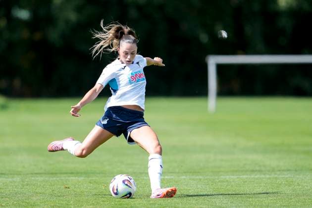 Jill Janssens (TSG, 9), am Ball, Freisteller, Ganzkörper, Einzelbild, Einzelfoto, Aktion, Action, 24.08.2025, Sankt Leon-Rot (Deutschland), Fussball, Frauen, Testspiel, TSG 1899 Hoffenheim - 1. FC Nürnberg, 24.08.2025, Sankt Leon-Rot (Deutschland), Fussball, Frauen, Testspiel, TSG 1899 Hoffenheim - 1. FC Nürnberg, DFB DFL REGULATIONS PROHIBIT ANY USE OF PHOTOGRAPHS AS IMAGE SEQUENCES AND OR QUASI-VIDEO.