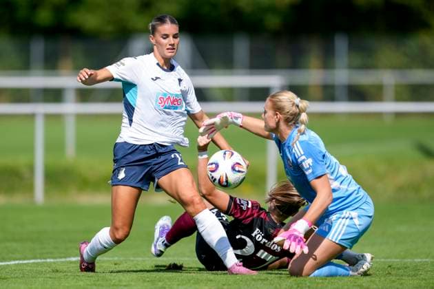 v.li.: Selina Cerci (TSG, 29), Beatrix Fördös (FCN, 27), Larissa Rusek (Torwart, Torhüterin, FCN, 21), Zweikampf, Spielszene, Duell, duel, tackle, tackling, Dynamik, Action, Aktion, im Strafraum, Strafraumszene, 24.08.2025, Sankt Leon-Rot (Deutschland), Fussball, Frauen, Testspiel, TSG 1899 Hoffenheim - 1. FC Nürnberg, 24.08.2025, Sankt Leon-Rot (Deutschland), Fussball, Frauen, Testspiel, TSG 1899 Hoffenheim - 1. FC Nürnberg, DFB DFL REGULATIONS PROHIBIT ANY USE OF PHOTOGRAPHS AS IMAGE SEQUENCES AND OR QUASI-VIDEO.