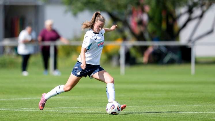 Valesca Ampoorter (TSG, 18), am Ball, Freisteller, Ganzkörper, Einzelbild, Einzelfoto, Aktion, Action, 24.08.2025, Sankt Leon-Rot (Deutschland), Fussball, Frauen, Testspiel, TSG 1899 Hoffenheim - 1. FC Nürnberg, 24.08.2025, Sankt Leon-Rot (Deutschland), Fussball, Frauen, Testspiel, TSG 1899 Hoffenheim - 1. FC Nürnberg, DFB DFL REGULATIONS PROHIBIT ANY USE OF PHOTOGRAPHS AS IMAGE SEQUENCES AND OR QUASI-VIDEO.