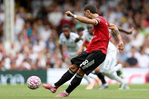 Fulham v Manchester United, ManU - Premier League Bruno Fernandes of Manchester United takes penalty that goes over the bar during the Premier League match between Fulham and Manchester United at Craven Cottage on August 24, 2025 in London, England. London Craven Cottage England United Kingdom Copyright: xNigelxFrench Sportsphoto APLx 14133619