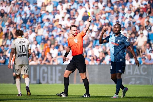 FOOTBALL : Le Havre vs Lens - Ligue 1 - 24 08 2025 Guillaume PARADIS ( referee ) shows a yellow card to Ally Samatta ( 70 - Le Havre ) during the Ligue 1 match between Havre AC and RC Lens at Stade Oceane on August 24, 2025 in Le Havre, France. ( Photo by Federico Pestellini PsnewZ ) - Le HavreFrance  Copyright: xFedericoxPestellinix