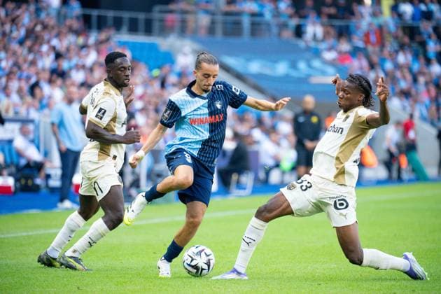 FOOTBALL : Le Havre vs Lens - Ligue 1 - 24 08 2025 Kechta Yassine ( 8 - Le Havre ) , Deiver Machado ( 3 - Lens ) and Fode Sanassy SYLLA ( 33 - Lens ) during the Ligue 1 match between Havre AC and RC Lens at Stade Oceane on August 24, 2025 in Le Havre, France. ( Photo by Federico Pestellini PsnewZ ) - Le HavreFrance  Copyright: xFedericoxPestellinix