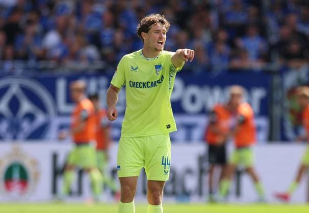 24.08.2025, xdcx, Fussball 2. Bundesliga, SV Darmstadt 98 - Hertha BSC Berlin, emonline, emspor, despor, v.l., Linus Gechter (Hertha BSC Berlin) gibt Anweisungen, gestikuliert, mit den Armen gestikulieren gives instructions, gesticulate DFL DFB REGULATIONS PROHIBIT ANY USE OF PHOTOGRAPHS AS IMAGE SEQUENCES AND OR QUASI-VIDEO.