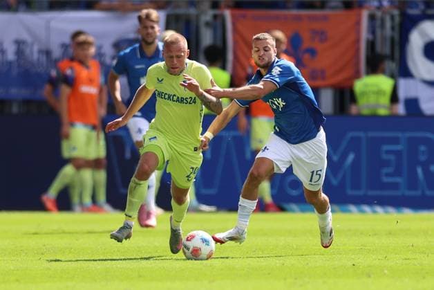24.08.2025, xdcx, Fussball 2. Bundesliga, SV Darmstadt 98 - Hertha BSC Berlin, emonline, emspor, despor, v.l., Jon Dagur Thorsteinsson (Hertha BSC Berlin), Fabian Nürnberger (SV Darmstadt 98) DFL DFB REGULATIONS PROHIBIT ANY USE OF PHOTOGRAPHS AS IMAGE SEQUENCES AND OR QUASI-VIDEO.