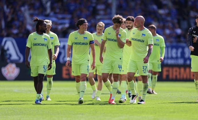 24.08.2025, xdcx, Fussball 2. Bundesliga, SV Darmstadt 98 - Hertha BSC Berlin, emonline, emspor, despor, v.l., Deyovaisio Zeefuik (Hertha BSC Berlin), Fabian Reese (Hertha BSC Berlin), Linus Gechter (Hertha BSC Berlin), Toni Leistner (Hertha BSC Berlin) enttaeuscht, enttaeuscht schauend, dissapointed, traurig, frustiert, frust, gefrustet DFL DFB REGULATIONS PROHIBIT ANY USE OF PHOTOGRAPHS AS IMAGE SEQUENCES AND OR QUASI-VIDEO.