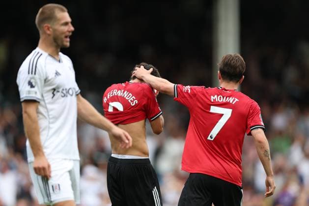 Fulham v Manchester United, ManU - Premier League Bruno Fernandes of Manchester United is consoled by Mason Mount of Manchester United after missing penalty during the Premier League match between Fulham and Manchester United at Craven Cottage on August 24, 2025 in London, England. London Craven Cottage England United Kingdom Copyright: xNigelxFrench Sportsphoto APLx 14133621