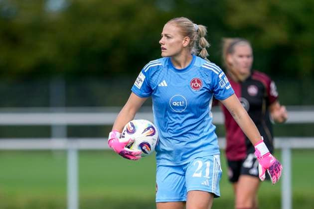 Larissa Rusek (Torwart, Torhüterin, FCN, 21), am Ball, Einzelbild, Einzelfoto, Aktion, Action, 24.08.2025, Sankt Leon-Rot (Deutschland), Fussball, Frauen, Testspiel, TSG 1899 Hoffenheim - 1. FC Nürnberg, 24.08.2025, Sankt Leon-Rot (Deutschland), Fussball, Frauen, Testspiel, TSG 1899 Hoffenheim - 1. FC Nürnberg, DFB DFL REGULATIONS PROHIBIT ANY USE OF PHOTOGRAPHS AS IMAGE SEQUENCES AND OR QUASI-VIDEO.