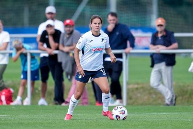 Dominika Grabowska (TSG, 16), am Ball, Freisteller, Ganzkörper, Einzelbild, Einzelfoto, Aktion, Action, 24.08.2025, Sankt Leon-Rot (Deutschland), Fussball, Frauen, Testspiel, TSG 1899 Hoffenheim - 1. FC Nürnberg, 24.08.2025, Sankt Leon-Rot (Deutschland), Fussball, Frauen, Testspiel, TSG 1899 Hoffenheim - 1. FC Nürnberg, DFB DFL REGULATIONS PROHIBIT ANY USE OF PHOTOGRAPHS AS IMAGE SEQUENCES AND OR QUASI-VIDEO.