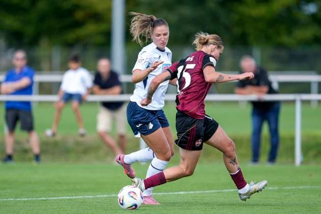 v.li.: Melissa Kössler (TSG, 25), Oliwia Wos (FCN, 15), Zweikampf, Spielszene, Duell, duel, tackle, tackling, Dynamik, Action, Aktion, 24.08.2025, Sankt Leon-Rot (Deutschland), Fussball, Frauen, Testspiel, TSG 1899 Hoffenheim - 1. FC Nürnberg, 24.08.2025, Sankt Leon-Rot (Deutschland), Fussball, Frauen, Testspiel, TSG 1899 Hoffenheim - 1. FC Nürnberg, DFB DFL REGULATIONS PROHIBIT ANY USE OF PHOTOGRAPHS AS IMAGE SEQUENCES AND OR QUASI-VIDEO.