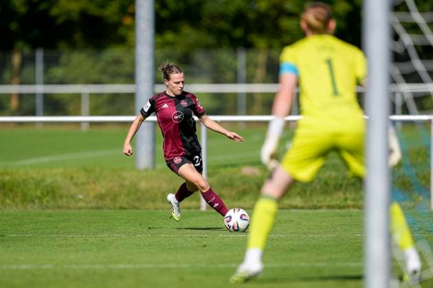v.li.: Nastassja Lein (FCN, 24), Laura Johanna Dick (Torwart, Torhüterin, TSG, 1), Aktion, Action, Spielszene, 24.08.2025, Sankt Leon-Rot (Deutschland), Fussball, Frauen, Testspiel, TSG 1899 Hoffenheim - 1. FC Nürnberg, 24.08.2025, Sankt Leon-Rot (Deutschland), Fussball, Frauen, Testspiel, TSG 1899 Hoffenheim - 1. FC Nürnberg, DFB DFL REGULATIONS PROHIBIT ANY USE OF PHOTOGRAPHS AS IMAGE SEQUENCES AND OR QUASI-VIDEO.