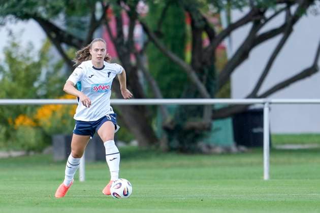Jamilla Sofia Rankin (TSG, 5), am Ball. Freisteller, Ganzkörper, Einzelbild, Einzelfoto, Aktion, Action, 24.08.2025, Sankt Leon-Rot (Deutschland), Fussball, Frauen, Testspiel, TSG 1899 Hoffenheim - 1. FC Nürnberg, 24.08.2025, Sankt Leon-Rot (Deutschland), Fussball, Frauen, Testspiel, TSG 1899 Hoffenheim - 1. FC Nürnberg, DFB DFL REGULATIONS PROHIBIT ANY USE OF PHOTOGRAPHS AS IMAGE SEQUENCES AND OR QUASI-VIDEO.