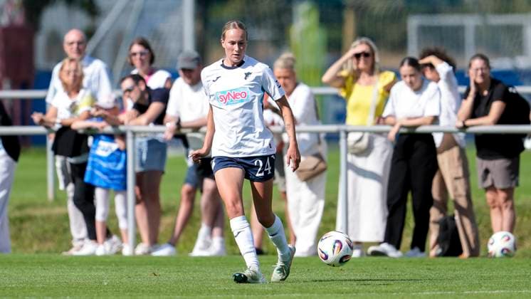 Feli Delacauw (TSG, 24), am Ball, Freisteller, Ganzkörper, Einzelbild, Einzelfoto, Aktion, Action, 24.08.2025, Sankt Leon-Rot (Deutschland), Fussball, Frauen, Testspiel, TSG 1899 Hoffenheim - 1. FC Nürnberg, 24.08.2025, Sankt Leon-Rot (Deutschland), Fussball, Frauen, Testspiel, TSG 1899 Hoffenheim - 1. FC Nürnberg, DFB DFL REGULATIONS PROHIBIT ANY USE OF PHOTOGRAPHS AS IMAGE SEQUENCES AND OR QUASI-VIDEO.