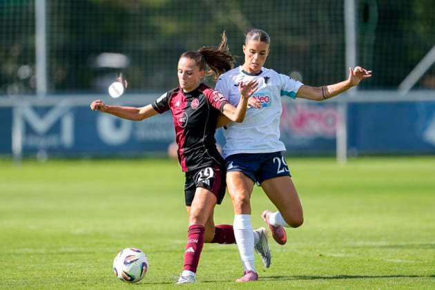 v.li.: Sanja Homann (FCN, 19), Selina Cerci (TSG, 29), Zweikampf, Spielszene, Duell, duel, tackle, tackling, Dynamik, Action, Aktion, 24.08.2025, Sankt Leon-Rot (Deutschland), Fussball, Frauen, Testspiel, TSG 1899 Hoffenheim - 1. FC Nürnberg, 24.08.2025, Sankt Leon-Rot (Deutschland), Fussball, Frauen, Testspiel, TSG 1899 Hoffenheim - 1. FC Nürnberg, DFB DFL REGULATIONS PROHIBIT ANY USE OF PHOTOGRAPHS AS IMAGE SEQUENCES AND OR QUASI-VIDEO.