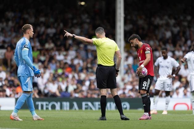 Referee Chris Kavanagh instructs Bernd Leno of Fulham to his goal line while Bruno Fernandes of Manchester United, ManU prepares from the spot during the Premier League match between Fulham and Manchester United at Craven Cottage on August 24, 2025 in London, England. Copyright: xPedroxSoaresx xSPPx Sportspressphoto_SPR15510