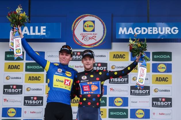 Radsport UCI ProSeries Men Elite LIDL Deutschland Tour 2025 Etappe 4 Halle - Magdeburg am 24.08.2025 Soren Waerenskjold ( UNO-X MOBILITY ), links - Enzo Leijnse ( TEAM PICNIC POSTNL ), rechts Gesamtsieger und Sieger der Bergwertung
