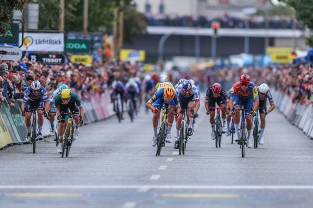 Radsport UCI ProSeries Men Elite LIDL Deutschland Tour 2025 Etappe 4 Halle - Magdeburg am 24.08.2025 James Matthew Brennan ( TEAM VISMA LEASE A BIKE ), links - Soren Waerenskjold ( UNO-X MOBILITY ), mitte - Jonathan Milan ( LIDL - Trek ), rechts