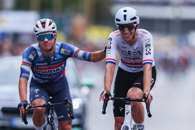 Radsport UCI ProSeries Men Elite LIDL Deutschland Tour 2025 Etappe 4 Halle - Magdeburg am 24.08.2025 Mattia Cattaneo ( SOUDAL QUICK-STEP ), links - Samuel Watson ( INEOS GRENADIERS ), rechts