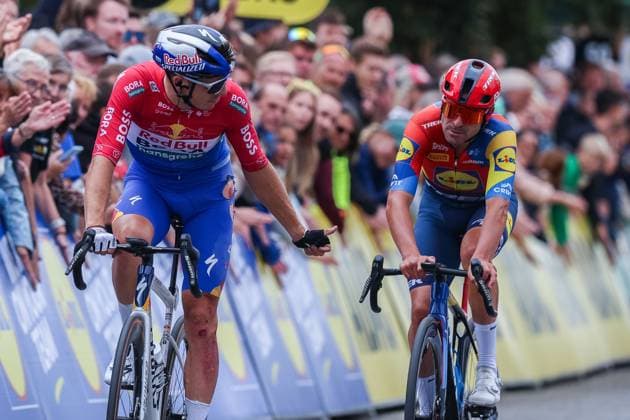 Radsport UCI ProSeries Men Elite LIDL Deutschland Tour 2025 Etappe 4 Halle - Magdeburg am 24.08.2025 Danny Van Poppel ( RED BULL - BORA - HANSGROHE ), links - bedankt sich bei Jacopo Mosca ( LIDL - Trek ), rechts