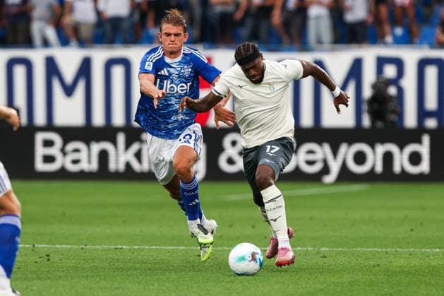CALCIO - Serie A - Como 1907 vs SS Lazio Nicolas Paz (Como 1907) in action against Nuno (SS Lazio) during Como 1907 vs SS Lazio, Italian soccer Serie A match in Como, Italy, August 24 2025 Como Italy  Copyright: xIPAxSport ABACAx