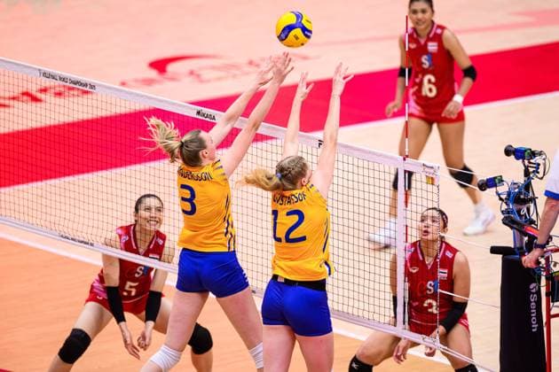 250824 Linda Andersson and Hilda Gustafsson of Sweden during the women s volleyball World Championship, WM, Weltmeisterschaft match between Thailand and Sweden on August 24, 2025 in Bangkok. Photo: Kaikungwon Duanjumroon BILDBYRAN kod XY XY0072 volleyboll volleyball dam vm thailand sverige bbeng Copyright: KaikungwonxDuanjumroon BB250824ZJ005