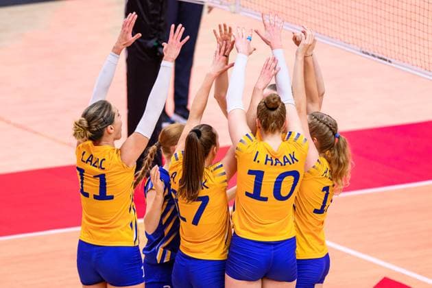 250824 Players of Sweden celebrate during the women s volleyball World Championship, WM, Weltmeisterschaft match between Thailand and Sweden on August 24, 2025 in Bangkok. Photo: Kaikungwon Duanjumroon BILDBYRAN kod XY XY0072 volleyboll volleyball dam vm thailand sverige bbeng jubel Copyright: KaikungwonxDuanjumroon BB250824ZR008