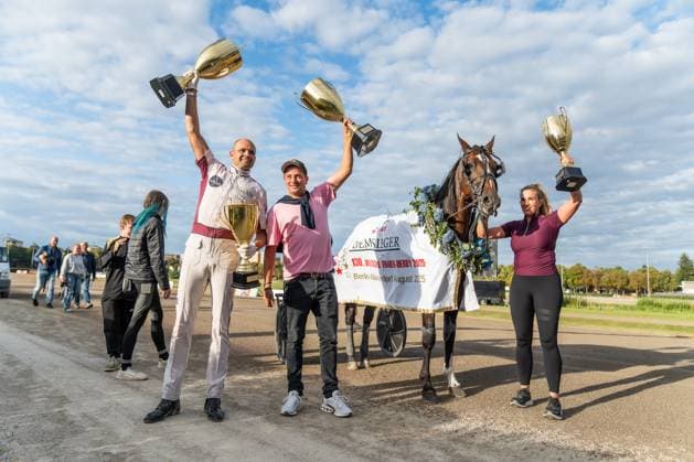 24.08.2025,Berlin,GER, - Summermusic night S (5) mit Michel Rothengatter gewinnt das 130. Deutsche Traber-Derby. *** 24 08 2025,Berlin,GER, Summermusic night S 5 with Michel Rothengatter wins the 130 German Trotter Derby