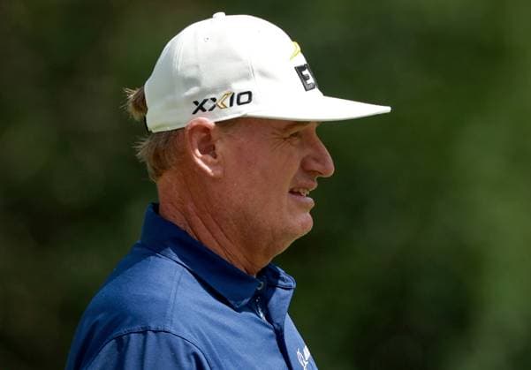 The Ally Challenge GRAND BLANC,MICHIGAN-AUGUST 24: Ernie Els of South Africa walks to the first green during the final round of The Ally Challenge presented by McLaren at Warwick Hills Golf & Country Club, Grand Blanc, MI, USA Sunday, August 24, 2025. Grand Blanc Michigan United States  Copyright: xAmyxLemusx originalFilename:lemus-theallyc250824_npiiy.jpg