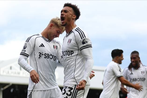 Fulham v Manchester United, ManU - Premier League Emile Smith Rowe of Fulham and Antonee Robinson of Fulham celebrate celebrates equalizing goal during the Premier League match between Fulham and Manchester United at Craven Cottage on August 24, 2025 in London, England. London Craven Cottage England United Kingdom Copyright: xNigelxFrench Sportsphoto APLx 14133630