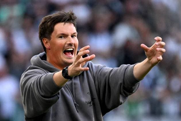 24.08.2025, xjhx, Fussball 1.Bundesliga, Borussia Moenchengladbach - Hamburger SV v.l. Trainer Merlin Polzin (Hamburger SV) gibt Anweisungen, gestikuliert, mit den Armen gestikulieren gives instructions, gesticulate (DFL DFB REGULATIONS PROHIBIT ANY USE OF PHOTOGRAPHS as IMAGE SEQUENCES and or QUASI-VIDEO) Moenchengladbach *** 24 08 2025, xjhx, Soccer 1 Bundesliga, Borussia Moenchengladbach Hamburger SV v l Coach Merlin Polzin Hamburger SV gives instructions, gesticulates, gesticulate with arms gives instructions, gesticulate DFL DFB REGULATIONS PROHIBIT ANY USE OF PHOTOGRAPHS as IMAGE SEQUENCES and or QUASI VIDEO Moenchengladbach