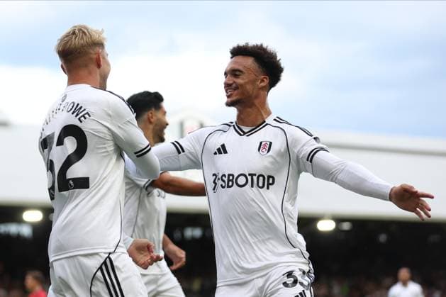 Fulham v Manchester United, ManU - Premier League Emile Smith Rowe of Fulham and Antonee Robinson of Fulham celebrate celebrates equalizing goal during the Premier League match between Fulham and Manchester United at Craven Cottage on August 24, 2025 in London, England. London Craven Cottage England United Kingdom Copyright: xNigelxFrench Sportsphoto APLx 14133632