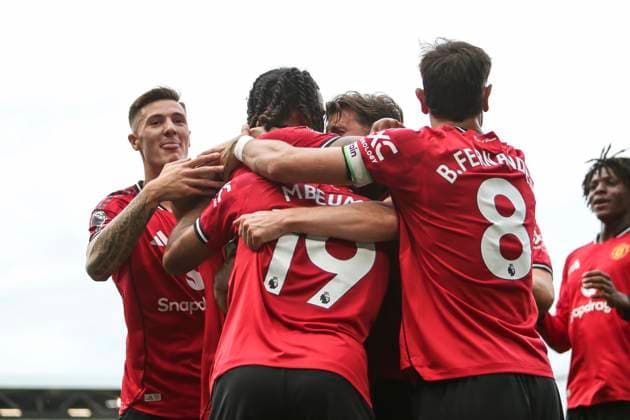 Fulham FC v Manchester United, ManU FC, English Premier League Manchester United defender Leny Yoro (15) scores a GOAL 0-1 and celebrates with Manchester United midfielder Mason Mount (7) Manchester United forward Bryan Mbeumo (19) and Manchester United Benjamin Sesko (30) during the Fulham FC v Manchester United FC English Premier League match at Craven Cottage, London, United Kingdom on 24 August 2025 Credit: Megan Ewens Every Second Media Editorial use only. All images are copyright Every Second Media Limited. No images may be reproduced without prior permission. All rights reserved. Premier League and Football League images are subject to licensing agreements with Football DataCo Limited. see https: www.football-dataco.com Copyright: xIMAGO EveryxSecondxMediax ESM-1562-0054 MeganxEwensx xEveryxSecondxMediax