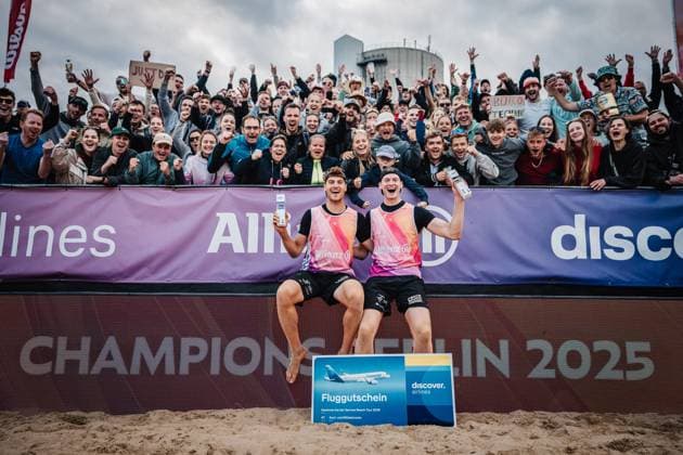Beachvolleyball Männer Allianz German Beach Tour 2025 Tourstop Berlin 24.08.2025 v.l. Max Just und Philipp Huster gewinnen das Turnier in Berlin Berlin Funkhaus Beach Berlin Deutschland