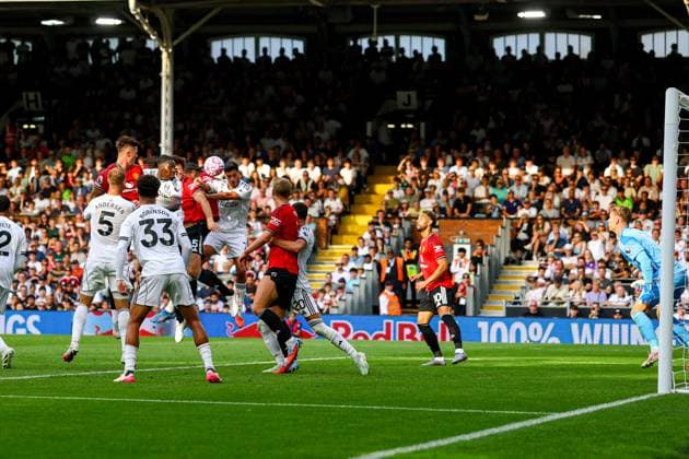 Fulham v Manchester United, ManU Premier League 24 08 2025. Harry Maguire (5) of Manchester United heads towards goal during the Premier League match between Fulham and Manchester United at Craven Cottage, London, England on 24 August 2025. Editorial use only DataCo restrictions apply See www.football-dataco.com , Copyright: xNigelxKeenex PSI-22666-0058