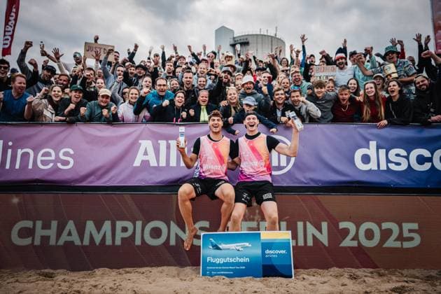 Beachvolleyball Männer Allianz German Beach Tour 2025 Tourstop Berlin 24.08.2025 v.l. Max Just und Philipp Huster gewinnen das Turnier in Berlin Berlin Funkhaus Beach Berlin Deutschland