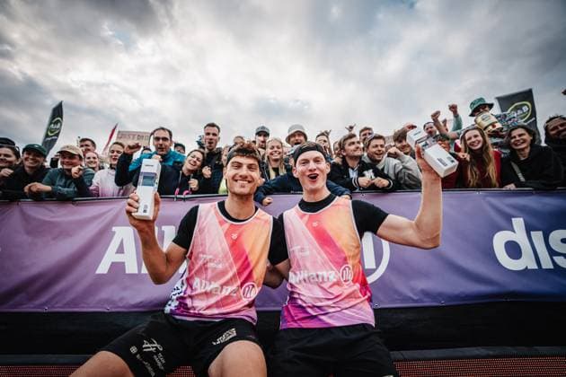 Beachvolleyball Männer Allianz German Beach Tour 2025 Tourstop Berlin 24.08.2025 v.l. Max Just und Philipp Huster gewinnen das Turnier in Berlin Berlin Funkhaus Beach Berlin Deutschland