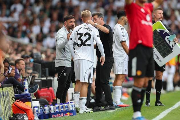 Fulham FC v Manchester United, ManU FC, English Premier League Fulham midfielder Emile Smith Rowe (32) substitute with Fulham Manager Marco Silva during the Fulham FC v Manchester United FC English Premier League match at Craven Cottage, London, United Kingdom on 24 August 2025 Credit: Megan Ewens Every Second Media Editorial use only. All images are copyright Every Second Media Limited. No images may be reproduced without prior permission. All rights reserved. Premier League and Football League images are subject to licensing agreements with Football DataCo Limited. see https: www.football-dataco.com Copyright: xIMAGO EveryxSecondxMediax ESM-1562-0057 MeganxEwensx xEveryxSecondxMediax
