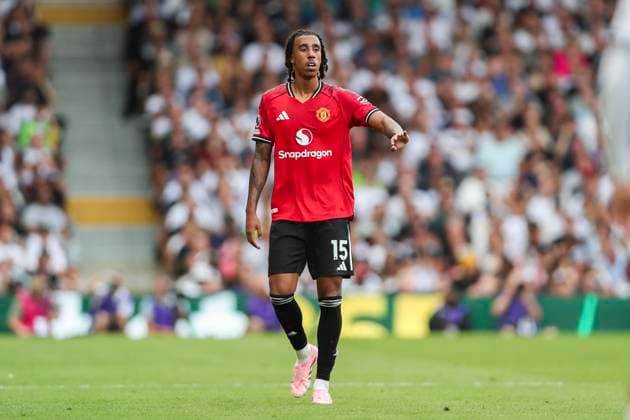 Fulham FC v Manchester United, ManU FC, English Premier League Manchester United defender Leny Yoro (15) gestures during the Fulham FC v Manchester United FC English Premier League match at Craven Cottage, London, United Kingdom on 24 August 2025 Credit: Megan Ewens Every Second Media Editorial use only. All images are copyright Every Second Media Limited. No images may be reproduced without prior permission. All rights reserved. Premier League and Football League images are subject to licensing agreements with Football DataCo Limited. see https: www.football-dataco.com Copyright: xIMAGO EveryxSecondxMediax ESM-1562-0059 MeganxEwensx xEveryxSecondxMediax