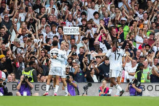 Fulham FC v Manchester United, ManU FC, English Premier League Fulham midfielder Emile Smith Rowe (32) scores a GOAL 1-1 and celebrates during the Fulham FC v Manchester United FC English Premier League match at Craven Cottage, London, United Kingdom on 24 August 2025 Credit: Megan Ewens Every Second Media Editorial use only. All images are copyright Every Second Media Limited. No images may be reproduced without prior permission. All rights reserved. Premier League and Football League images are subject to licensing agreements with Football DataCo Limited. see https: www.football-dataco.com Copyright: xIMAGO EveryxSecondxMediax ESM-1562-0060 MeganxEwensx xEveryxSecondxMediax