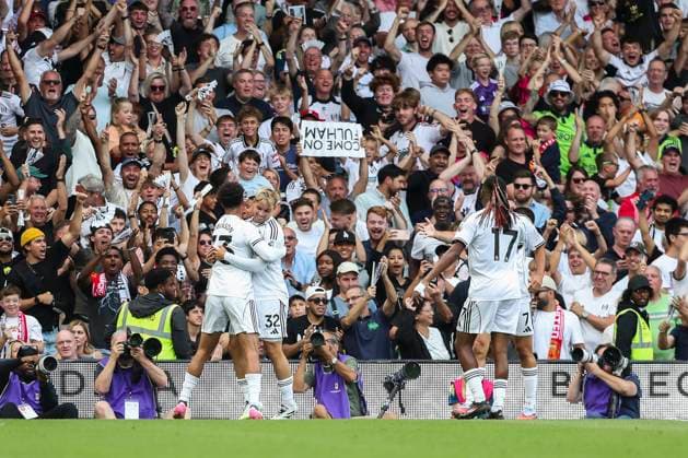 Fulham FC v Manchester United, ManU FC, English Premier League Fulham midfielder Emile Smith Rowe (32) scores a GOAL 1-1 and celebrates during the Fulham FC v Manchester United FC English Premier League match at Craven Cottage, London, United Kingdom on 24 August 2025 Credit: Megan Ewens Every Second Media Editorial use only. All images are copyright Every Second Media Limited. No images may be reproduced without prior permission. All rights reserved. Premier League and Football League images are subject to licensing agreements with Football DataCo Limited. see https: www.football-dataco.com Copyright: xIMAGO EveryxSecondxMediax ESM-1562-0061 MeganxEwensx xEveryxSecondxMediax